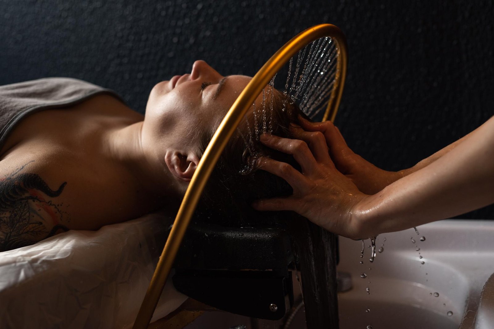 L’acqua scorre sui capelli durante un rituale Head Spa